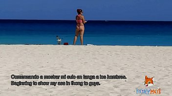 Tomando el sol casi desnuda buscando ser vista por hombres calientes