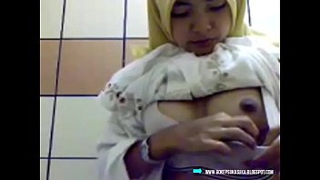 anak sma berjilbab buka baju karna sange Full Video 