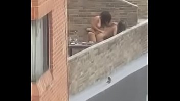 Duas putas transando encima do prédio