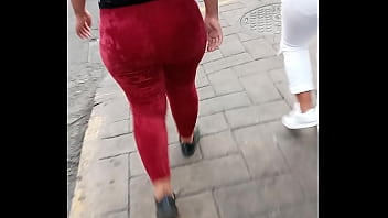 Me encuentro una nalgona rica en la calle