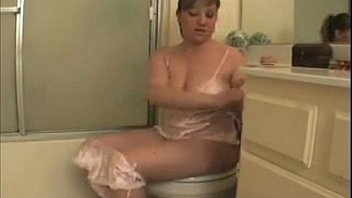 Fat Chick Pissing And Farting In Bare Feet