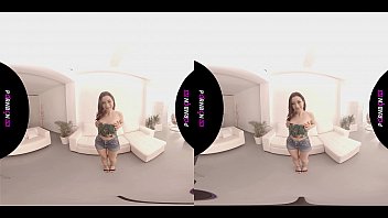 4K VR LA caliente actriz porno Valentina Bianco se desnuda enseñandote su cuerpo y sus pies, jugando con tu polla y follando contigo en realidad virtual.