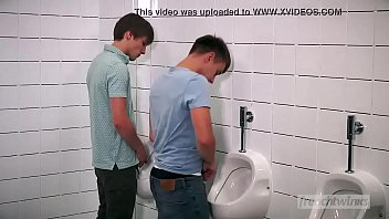 Twinks ficken in der Jungen-Toilette