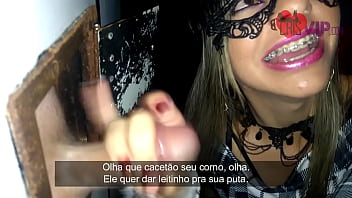 Cristina Almeida convida alguns fãs desconhecidos para participar do Gloryhole 4 na cabine do cinema cine kratos no centro de são paulo, ela xinga muito o seu marido corno enquanto ele filma ela tomando leitinho