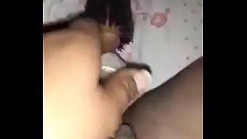 Venezolana se masturba con el peine pensando en mi pene