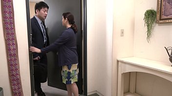 同窓会で元彼の篤史と再会した優(川上ゆう)は、酔った勢いで心の底に秘めていた思いを口走ってしまった。お互いに家庭を持った今となっては言うべきではないことはわかっていたが、篤史の顔を見た瞬間から優の中に思春期の激しい感情が蘇ってしまっていた。